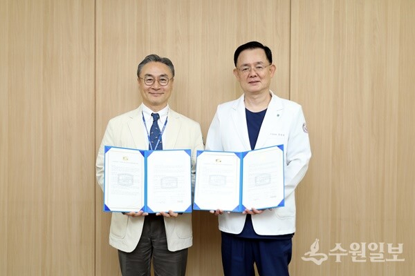 정진영 가톨릭대 성빈센트병원 의무원장(왼쪽)이 장영록 경기도의료원 안성병원장과 핵심진료협력병원 협약을 체결한 뒤 기념촬영을 하고 있다. (사진=성빈센트병원)