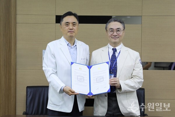 정진영 가톨릭대 성빈센트병원 의무원장(오른쪽)이 강제구 효산의료재단 지샘병원장과 핵심진료협력병원 협약을 체결한 뒤 기념촬영을 하고 있다. (사진=성빈센트병원)