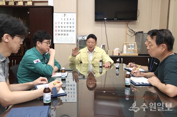 서태원 가평군수(정면)가 수해복구를 위한 대책회의를 주재하고 있다. (사진=가평군) 
