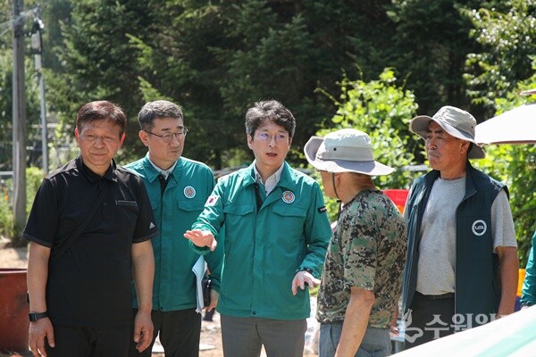 홍지선 남양주시 부시장(가운데)이 진접읍 내 복구 현장을 방문해 현장상황을 점검하고 있다. (사진=남양주시)