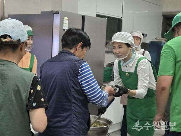 김혜경 여사(오른쪽 두번째)가 가평군서 수해복구 봉사활동을 벌이고 있다. (사진=가평군)