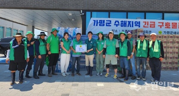 구리시새마을회 회원들이 가평군 일대의 수해 현장을 찾아 긴급 복구 활동을 펼친 뒤 기념촬영을 하고 있다. (사진=구리시새마을회)
