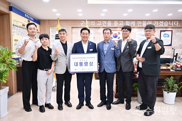 지난해 9월 5일 경남 거제시 소노캄에서 개최된 ‘제29회 지방자치단체 정보통신 우수사례 발표대회’에서 ‘나만의 민원공무원, 스마트 양평톡톡’으로 대통령상을 수상한 전진선 양평군수가 관계공무원들과 기념촬영을 하고 있다. (사진=양평군)