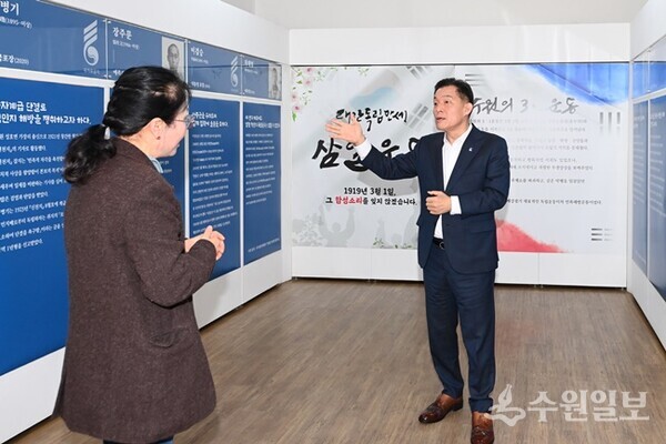 이재준 수원시장이 수원시가 발굴한 13인의 독립운동가 전시를 관람하고 있다.(사진=수원시)