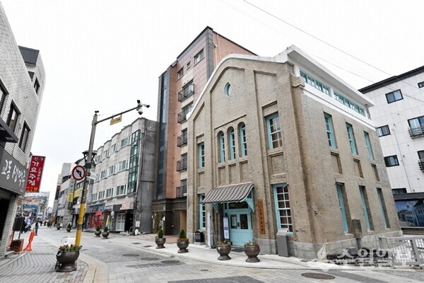 여름방학을 맞아 특별 프로그램을 운영하는 수원 구부국원.(사진=수원시)