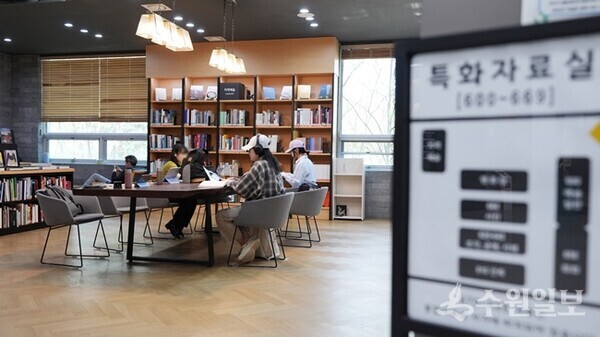 수원시 한 도서관에서 시민들이 책을 읽고 있다.(사진=수원시)