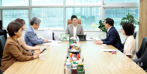 김진경 경기도의회 의장(정면)이 치과의료·돌봄 단체 관계자들과 간담회를 갖고 있다. (사진=경기도의회)