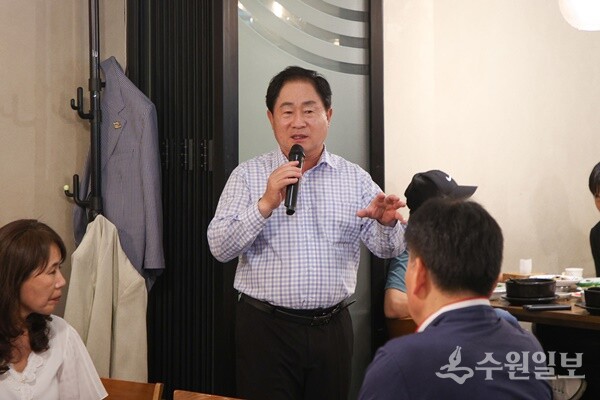 주광덕 남양주시장이 읍면동 환경미화원 60명을 초청해 가진 오찬장에서 감사의 인사말을 하고 있다.(사진=남양주시)