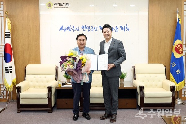 김진경 경기도의회 의장(오른쪽)이 김성남 신임 의정정책추진단장에게 위촉장을 전달한 뒤 기념촬영을 하고 있다. (사진=경기도의회)