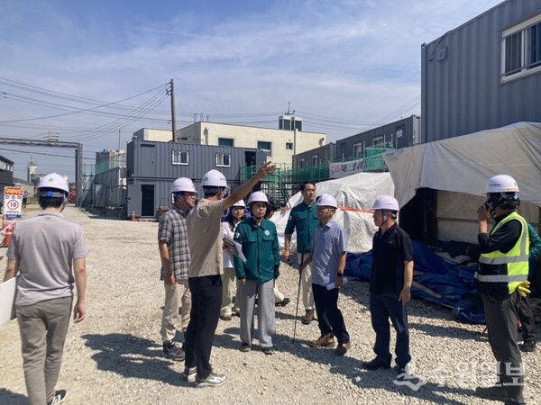 조정아 부시장이 오학 문화복지센터 건설현장을 방문, 근로자 근무 여건을 점검하고 있다. (사진=여주시)