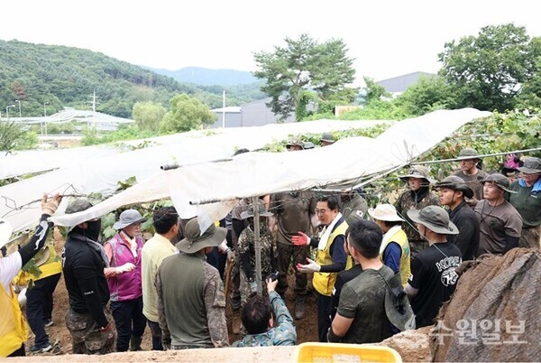 31일 오전 김동연 경기도지사가 가평군 호우피해 지역을 방문해 수해복구 자원봉사자들을 격려하고 있다. (사진=경기도)