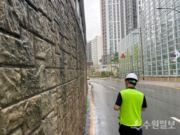 안양시 관계자가 관내 주요 고가도로의 옹벽에 대한 긴급 점검을 벌이고 있다. (사진=안양시)