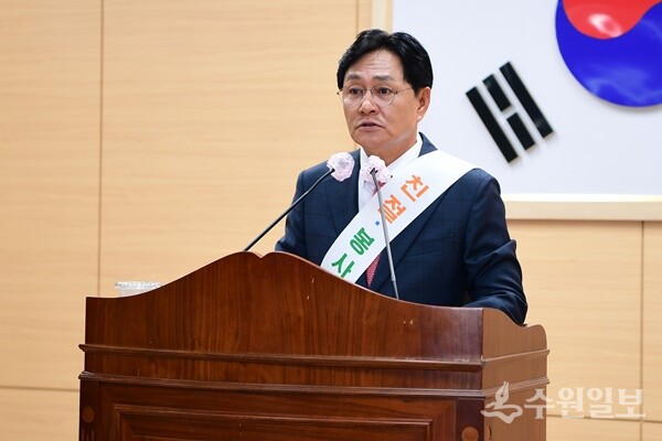 박용철 강화군수가 8월 직원 월례조회를 가지면서 군민과 상생하는 '군민과의 동행'을 강조하고 있다. (사진=강화군)