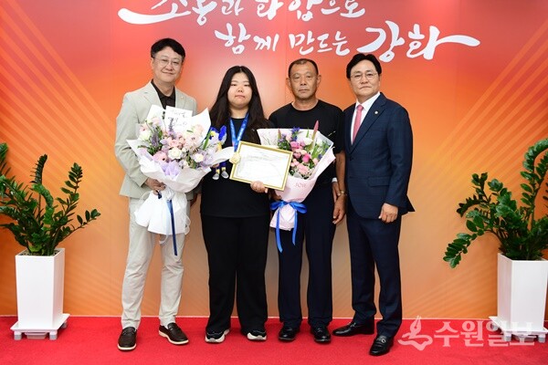 박용철 강화군수가 김수연 선수를 강화군청으로 초청 함께 하고 있다. 오른쪽부터 박 군수, 김수연 선수 부친 김동진씨, 김 선수, 한승희 강화군의회 의장. (사진=강화군)