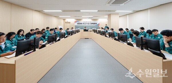 오산시는 옹벽·교량 점검에 나선다. 사진은 가장동 서부우회도로 옹벽 붕괴 사고에 따른 사고수습대책본부 회의 모습. (사진=오산시)