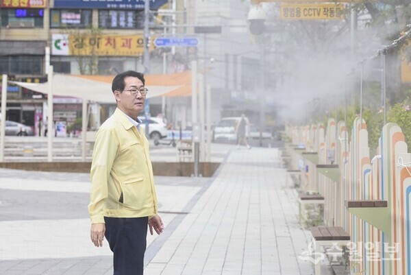 정명근 화성시장이 쿨링포그 시설을 점검하고 있다. (사진=화성시)