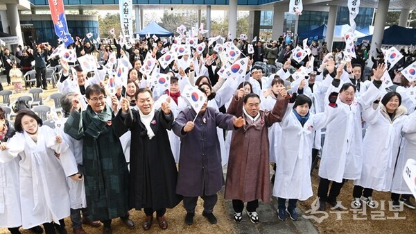 지난 3월1일 수원박물관에서 열린 삼일절 기념행사 중 이재준 수원시장과 참석자들이 만세를 외치고 있다.(사진=수원시)