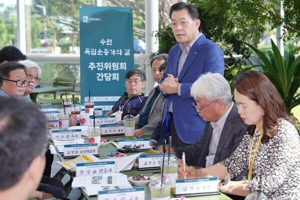 이재준 수원시장이 ‘수원 독립운동가의 길 추진위원회 간담회’에서 참석자들과 의견을 나누고 있다.(사진=수원시)