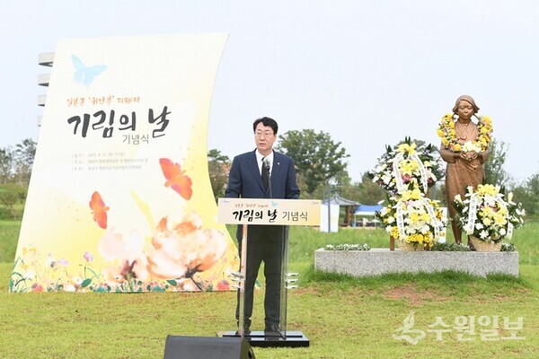 정명근 화성특례시장이 일본군 위안부 피해자기림의날 기념식에 참석해 추념사를 전하고 있다.(사진=화성시)