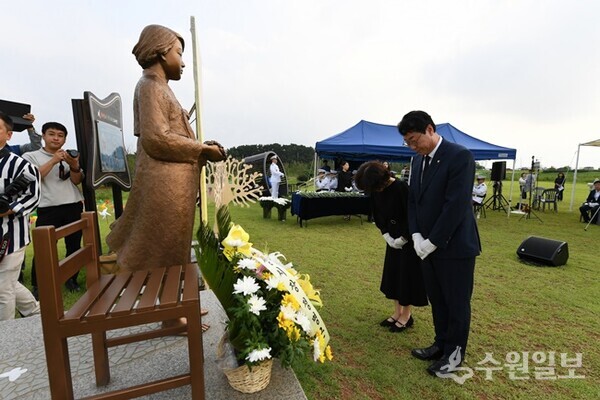 정명근 화성특례시장이 일본군 위안부 피해자기림의날 기념식에 참석해 추모를 하고 있다(사진=화성시)