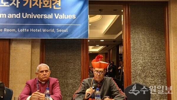 이반 두트라 지 모라이스 대주교(오른쪽)가 기자질문에 답변을 하고 있다(사진=엄인용 기자)