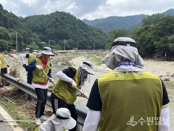 경기 북부 폭우 피해지역 복구 작업을 하고있는 경기문화재단 임직원. (사진=경기문화재단)