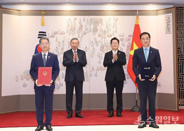 한-베 정상회담서 평택- 다낭시 ‘우호교류합의서 교환식'이 끝난후 기념촬영하고 있다.(사진=평택시)