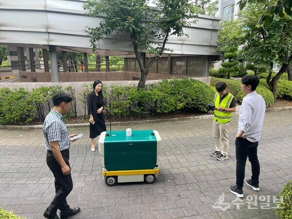 수원시 관계자가 현장 점검에서 지능형 로봇 ‘로바’를 시연하고 있다.(사진=수원시)
