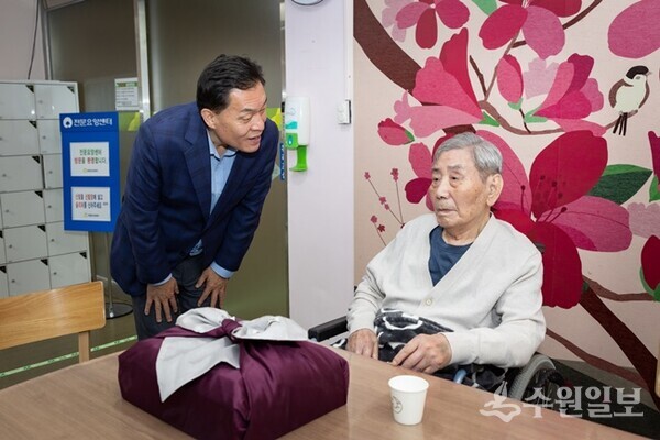 이재준 시장이 오성규 애국지사에게 인사하고 있다.(사진=수원시)