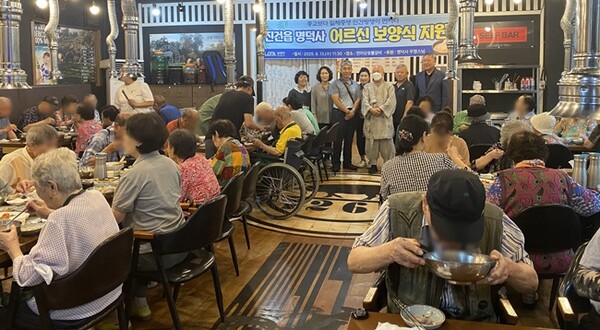 취약계층 어르신 80명에게 여름철 보양식 나눔 행사를 벌이고 있다(사진=남양주시)