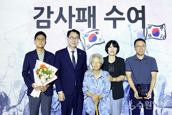 정명근 화성특례시장이 15일 제80주년 광복절 기념식에서 화성지역 독립운동가 후손들과 기념촬영을 하고 있다. (사진=화성시)
