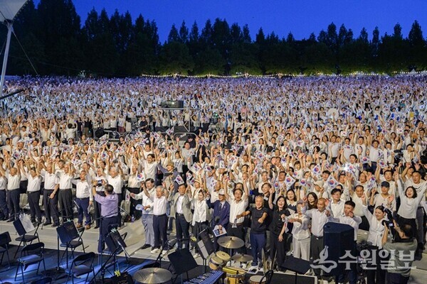 ‘광복 80주년 기념 수원시민 대합창’에 함께한 시민들이 만세를 외치고 있다. (사진=수원시)