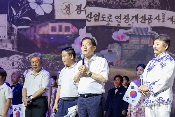 이재준 수원시장이 ‘광복 80주년 기념 수원시민 대합창’에서 인사말을 하고 있다. (사진=수원시)