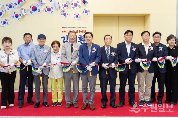 이재준 시장(왼쪽 6번째) 등 참석자들이 개막식에서 기념테이프를 자르고 있다. (사진=수원시)