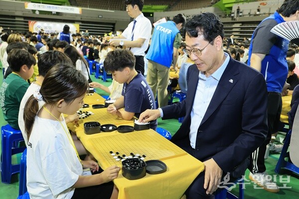 정명근 화성시장이 대회 참가 소녀 기사와 대국을 하고 있다. (사진=화성시)