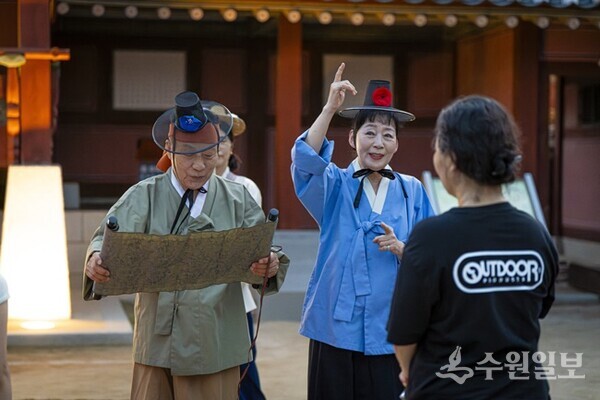 지난 상반기 ‘주민배우와 함께하는 고궁산책 프로그램’에서 주민배우가 연기하는 모습. (사진=수원시)