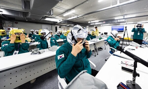 임태희교육감과 직원들이 을지연습에 참가 방독면착용 시연을 하고 있다.(사진=경기도교육청)