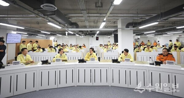 18일 오전 경기도청 전시종합상황실에서 김동연 경기도지사가 '2025년 을지연습 최초 상황보고 회의'를 주재하고 있다. (사진=경기도)​​​​​​​[