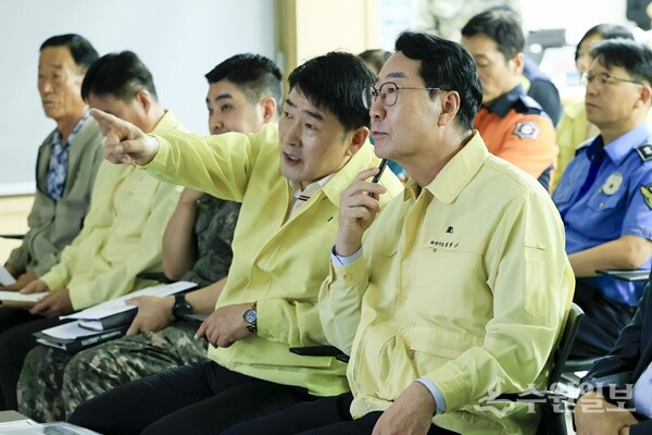 정명근 화성시장과 배정수 화성시의회 의장이 전시종합상황실의 상황보고와 관련해 의견을 나누고 있다. (사진=화성시)