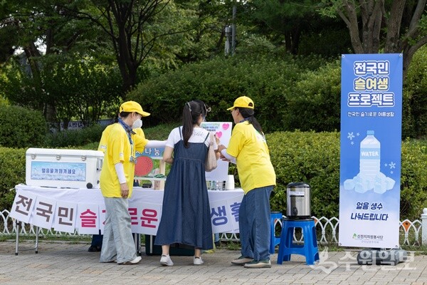 신천지자원봉사단 구리남양주지부 단원들이 시민들에게 얼음물과 쿨스카프를 나눠주고 있다. (사진=신천지자원봉사단)