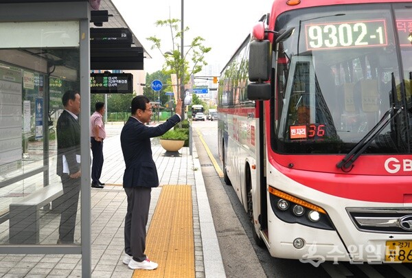 이현재 하남시장이 미사 북측지구 구산문화마을·구산성당 정류장에서 광역버스 9302-1번에 탑승한시민들과 인사를 나누고 있다. (사진=하남시)