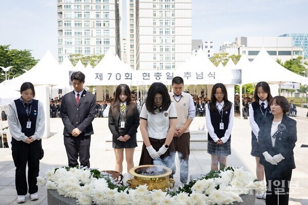 수원시 청소년의회회 의장단이 제70회 현충일 추념식에서 분향을 하고 있다.(사진=수원시)