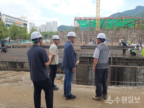 이계문 남양주도시공사 사장(오른쪽 두번째)이 공사현장을 방문, 안전 점검을 하고 있다. (사진=남양주도시공사)