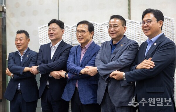 간담회 직후 임태희 경기도교육감(가운데)과 경기도의회 의원들이 기념촬영하고 있다. (사진=경기도 교육청)