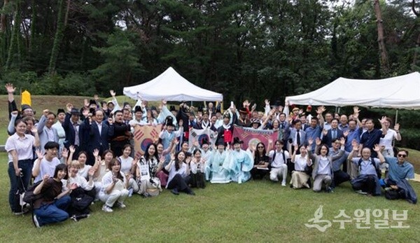 의친왕기념사업회가 '제70주기 추모 기신제향'을 올린 뒤 기념촬영을 하고 있다. (사진=수원일보)