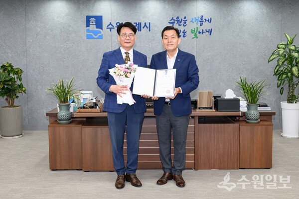 임명장 수여 후 이재준 수원시장(오른쪽)과 정길배 수원컨벤션센터 이사장이 기념촬영을 하고 있다. (사진=수원시)