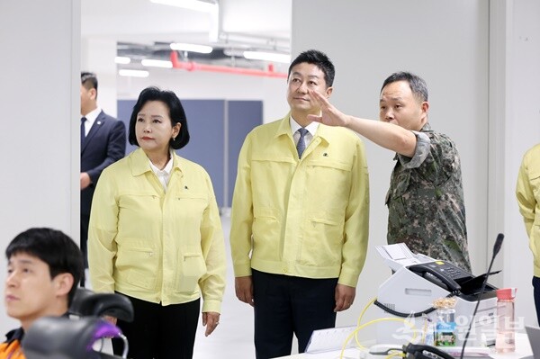 김진경 경기도의회 의장(가운데)이 정윤경 부의장(왼쪽)과 경기도 전시종합상황실을 찾아 관계자의 을지연습 훈련상황에 대한 설명을 경청하고 있다. (사진=경기도의회)