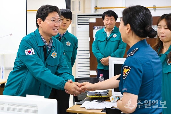 19일  이상일 용인시장(왼쪽)이 을지연습장을 찾아 훈련 참가자들과 인사를 나누고 있다. (사진=용인시)