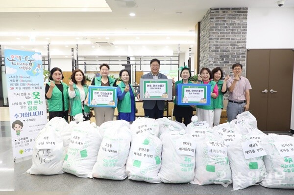 이상균 수원시 팔달구청장(가운데)이 '헌옷 모으기 운동'을 성공적으로 펼친 팔달구 새마을부녀회와 함께 하고 있다. (사진=팔달구)