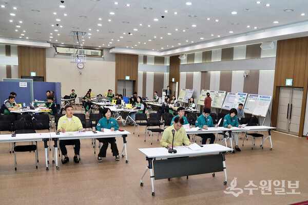 김학기 의장(앞)과 의원들이 훈련상황을 보고받고 있다. (사진=의왕시)